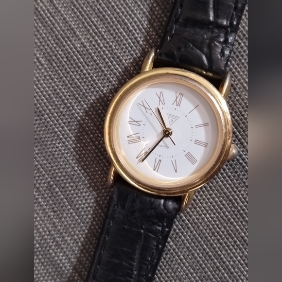 Vintage 1990 GUESS Watch, Black Leather Band, Runs & Keeps Time - New Battery - Picture 6 of 16
